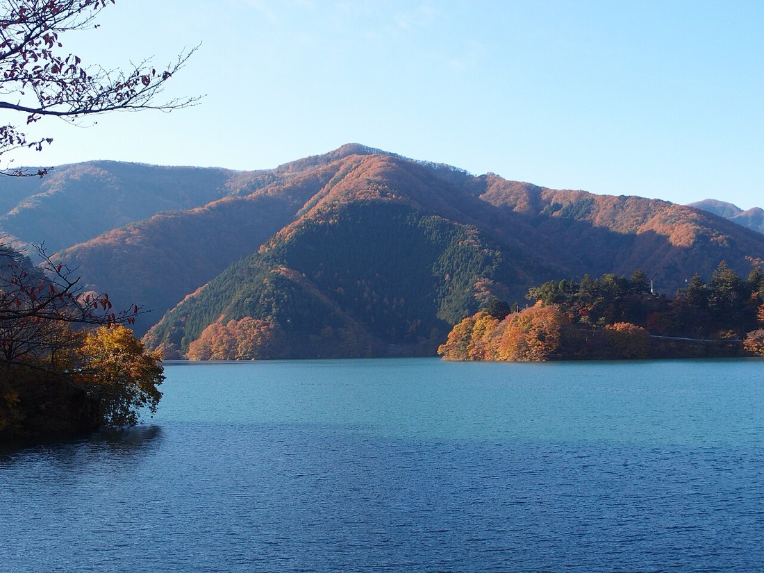 奥多摩湖与山林